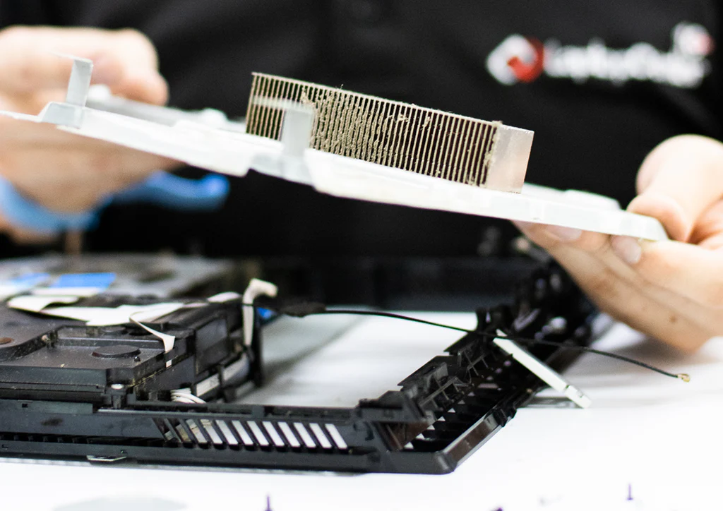 Técnico realizando mantenimiento y limpieza a una consola PlayStation 5